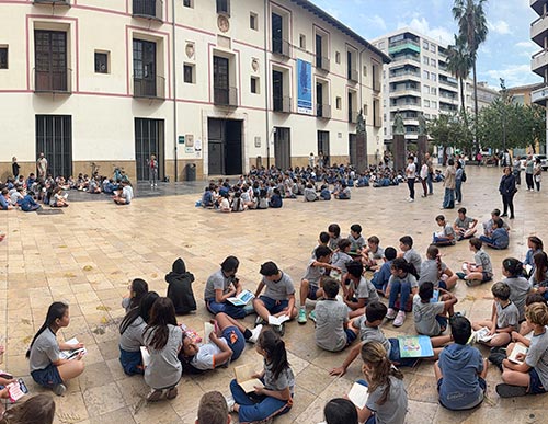 LA LECTURA PREN LA PLAÇA DE L’ESCOLA PIA PER CELEBRAR EL DIA DEL LLIBRE